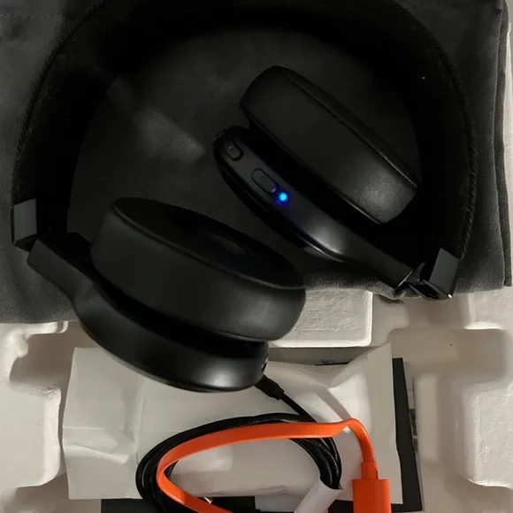 JBL Live Black Over-Ear Headphones - Picture 6 of 7